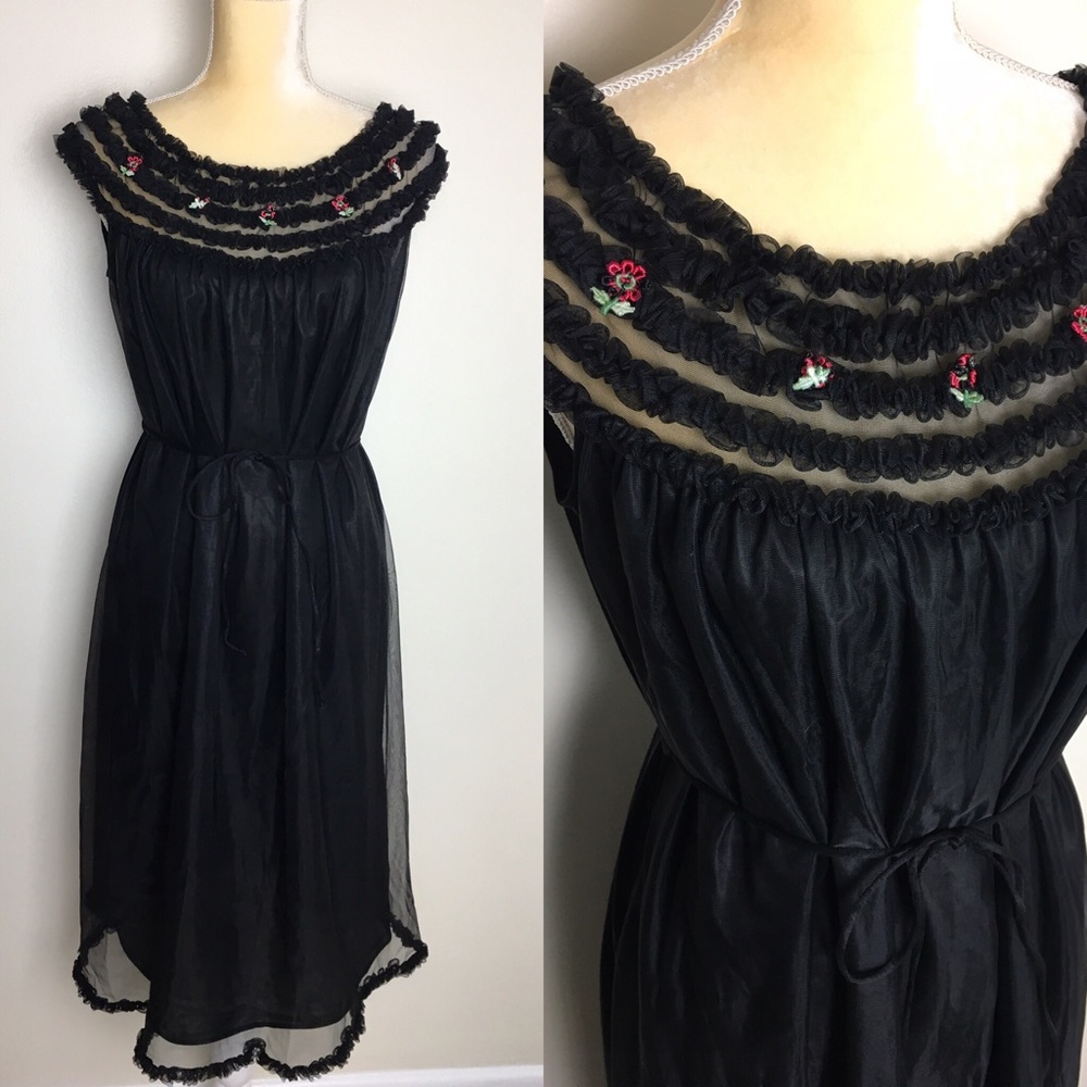 ✨SOLD✨
Vintage 1970s chiffon ruffle lingerie nightie